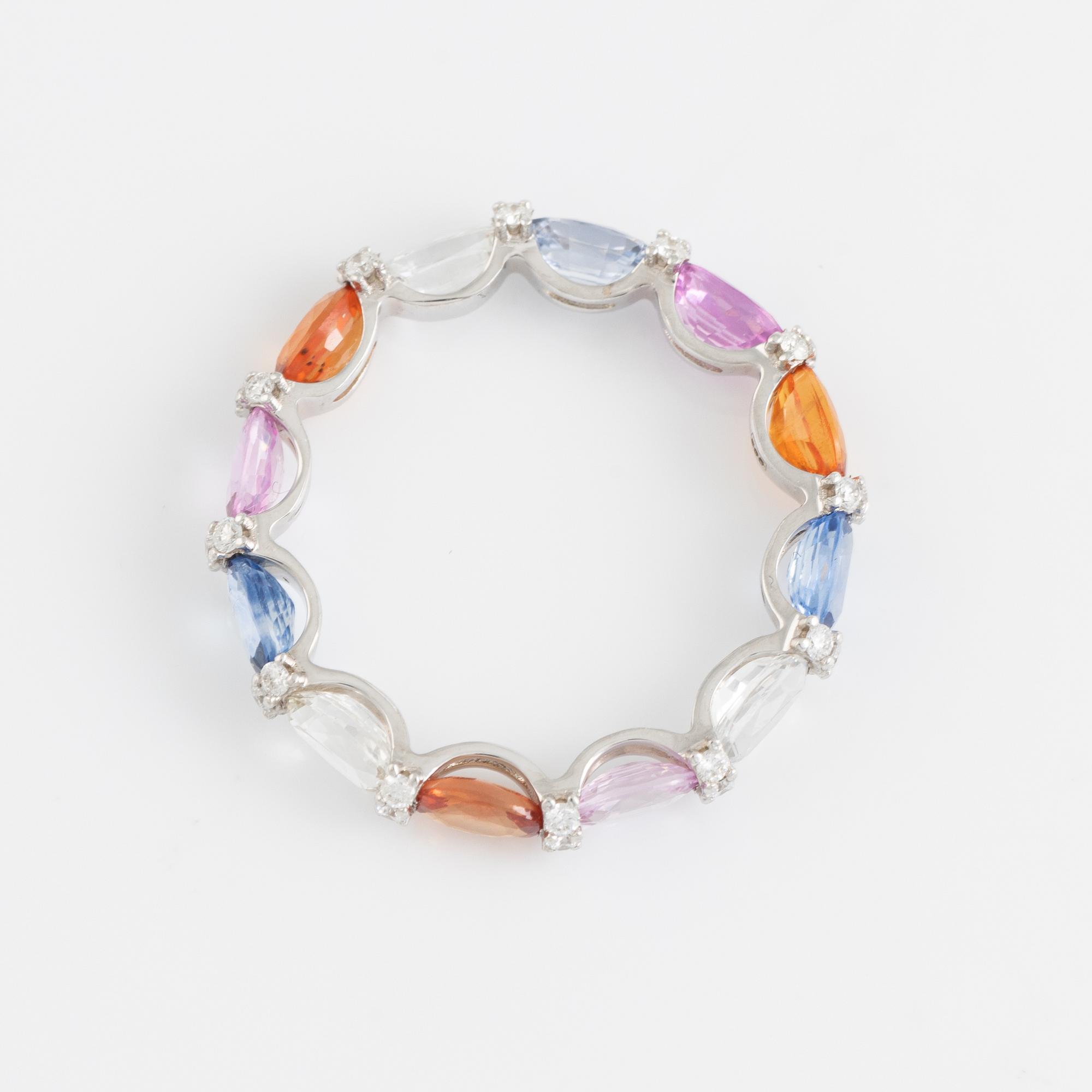 Ring med multifärgade safirer och briljantslipade diamanter.