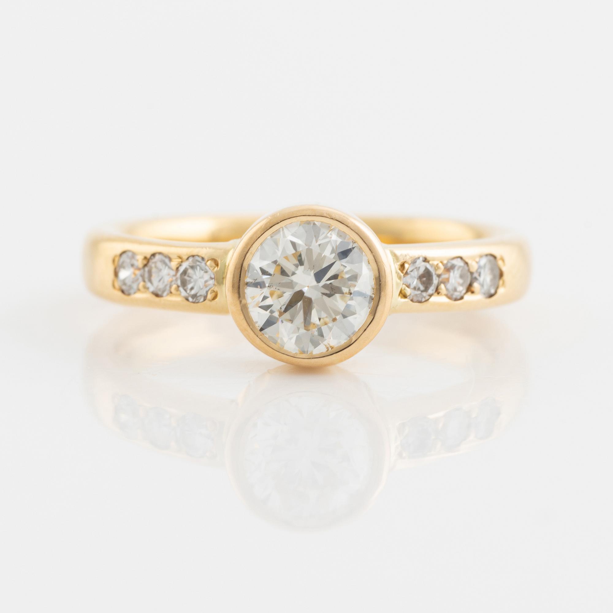 Ring 18K guld med en rund briljantslipad diamant.