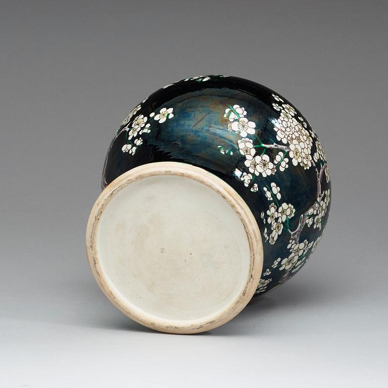 A 'famille noire' jar with cover, late Qing Dynasty (1644-1912).