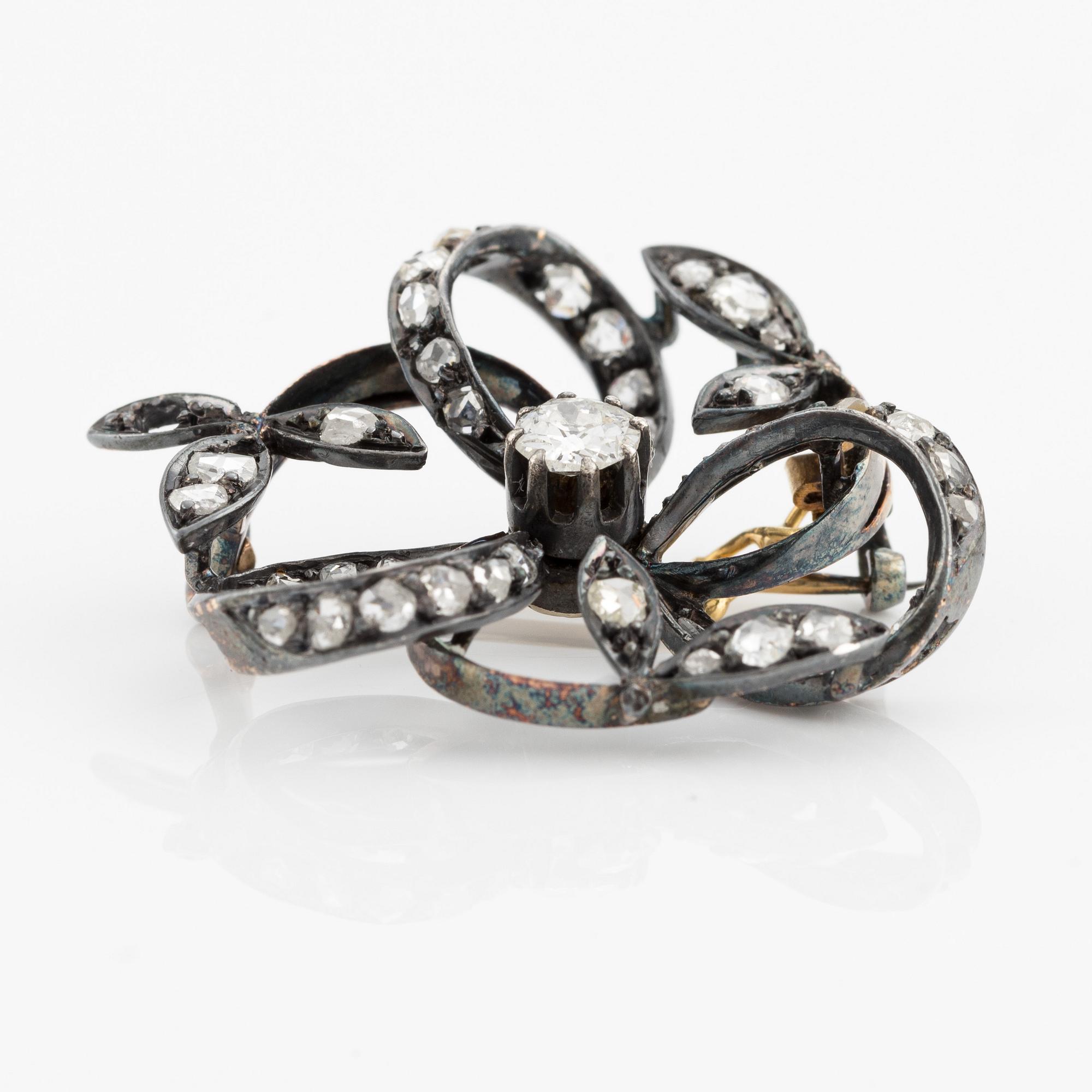 Brooch in the shape of a flower with old-cut and rose-cut diamonds.