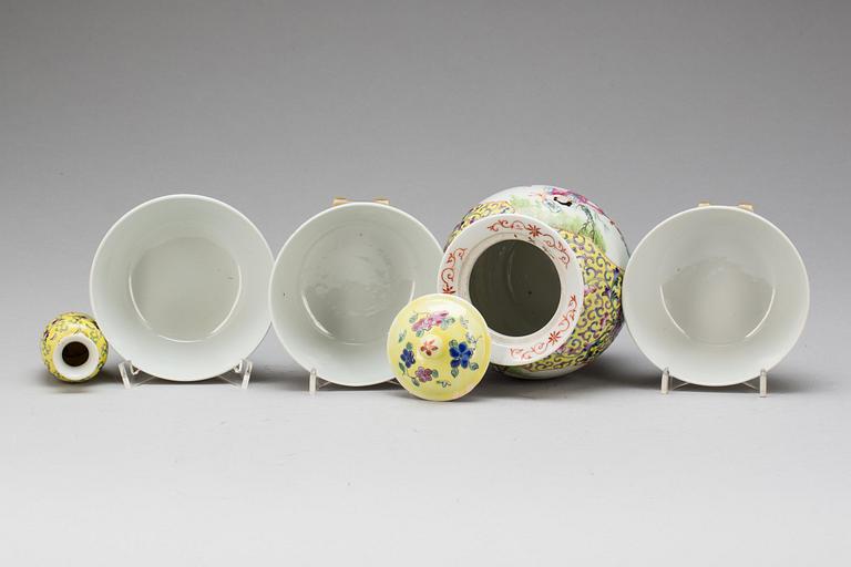 BOJAN MED LOCK och SKÅLAR, 3 st samt VAS, porslin, Kina 18/1900-tal.