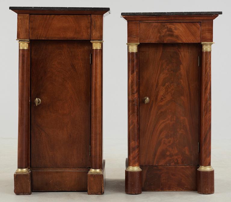 POTTSKÅP, ett par, empire, 1800-talets början.