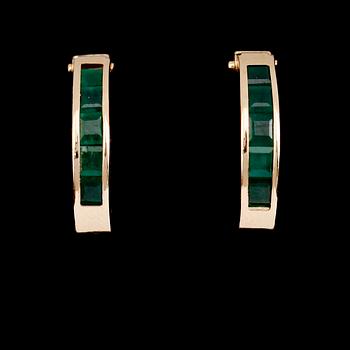 ÖRHÄNGEN, 1 par, 14 k guld, smaragder tot ca 0.80 ct.