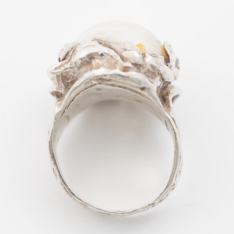 Ring, silver with mabé pearl.