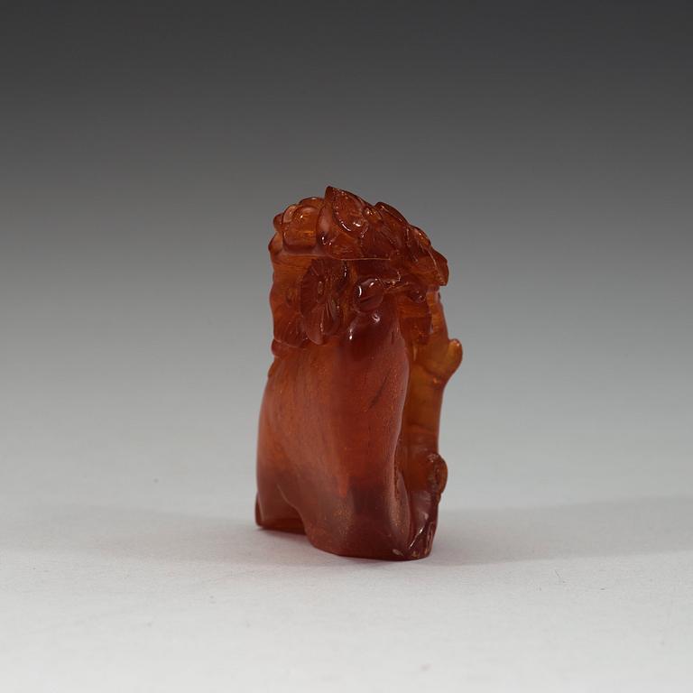 A carved amber pen stand, late Qing dynasty, circa 1900.