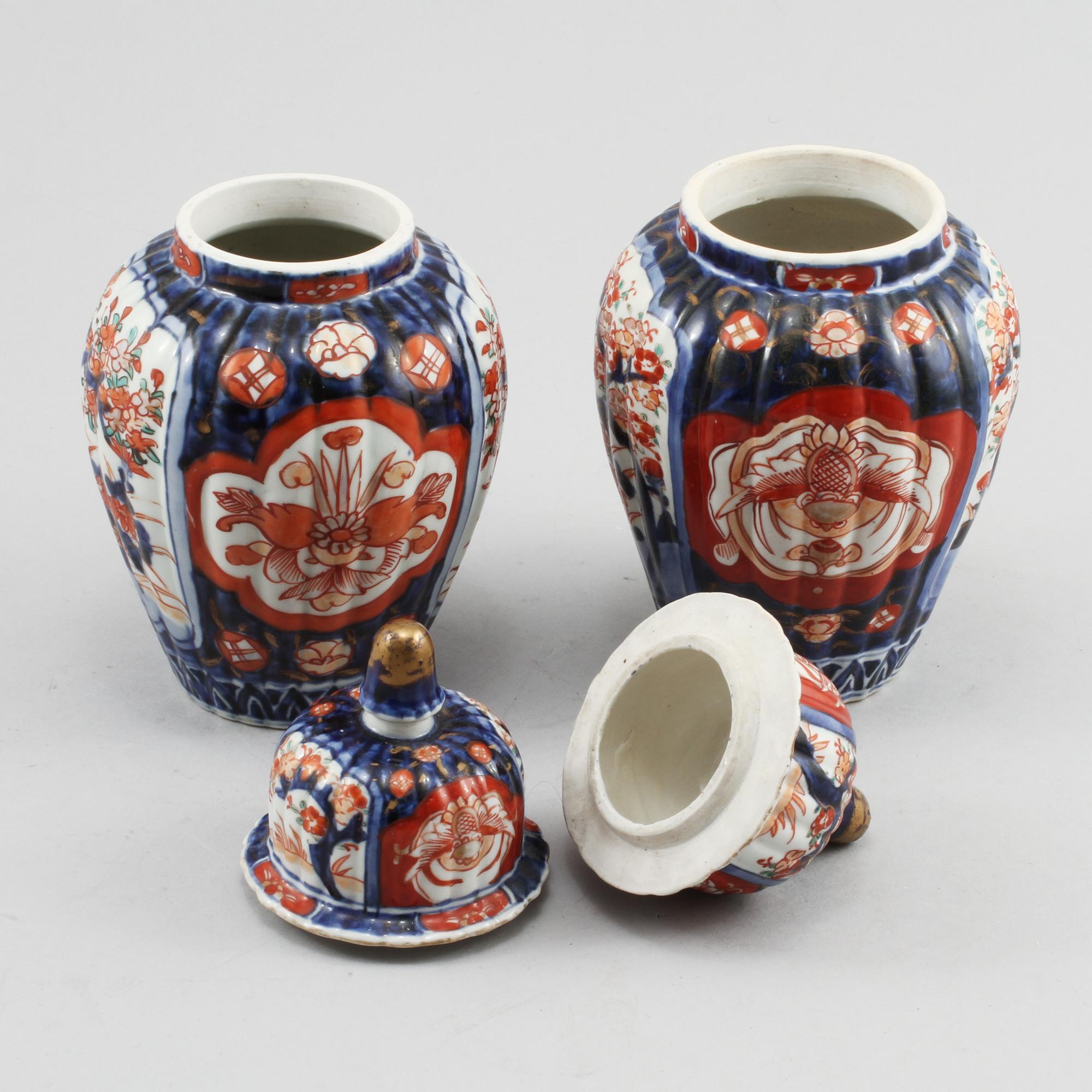LOCKURNOR, ett par, porslin, Japan, 1900-tal.