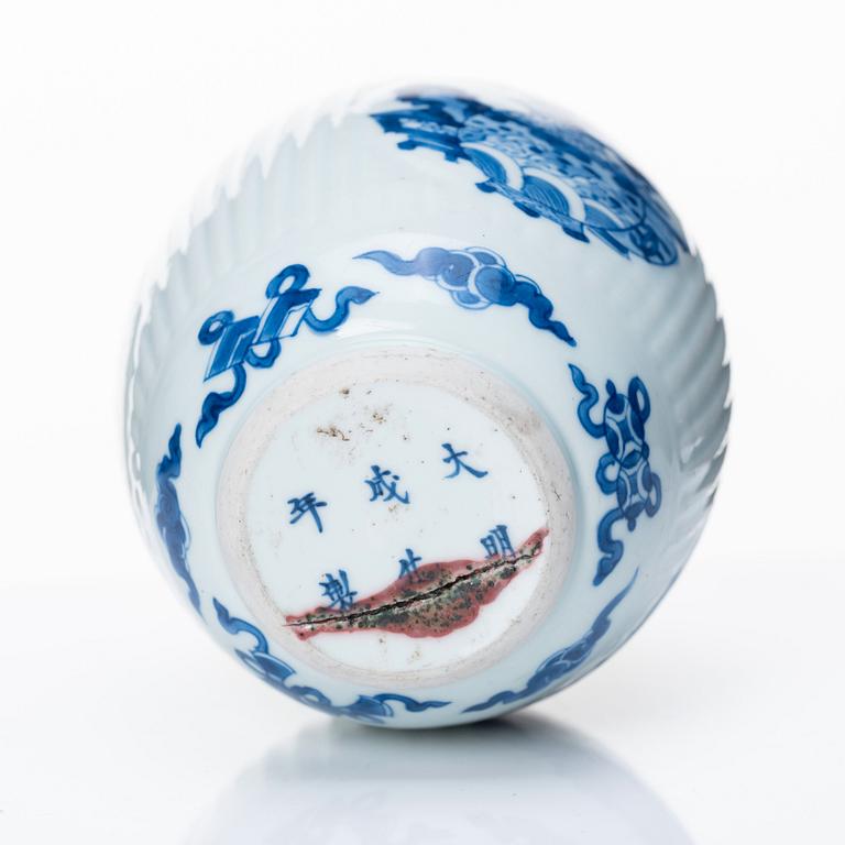 A blue and white tea caddy, Qing dynasty, Kangxi (1662-1722).