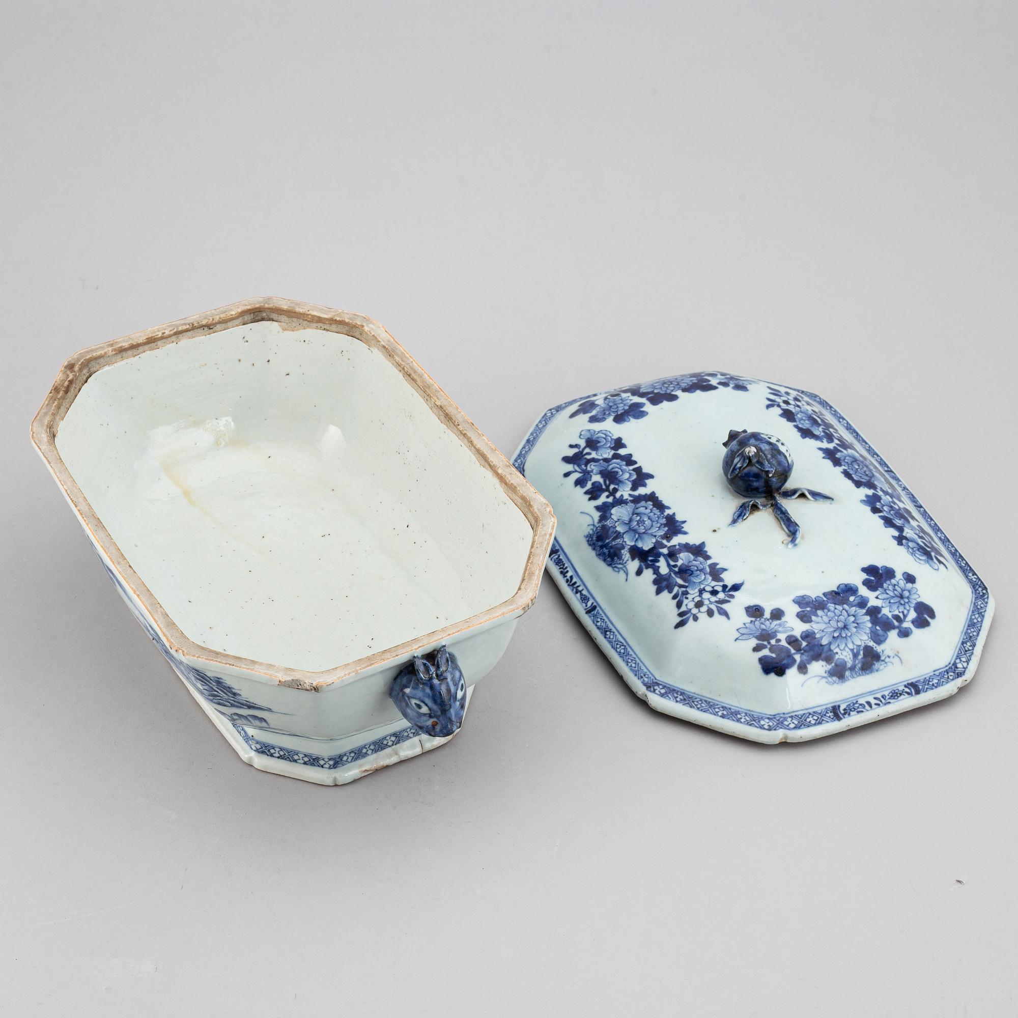 A blue and white tureen with cover, Qing dynasty, Qianlong (1736-95).