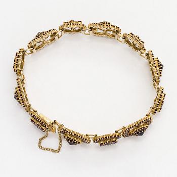 Armband, fasettslipade granater, förgyllt silver.