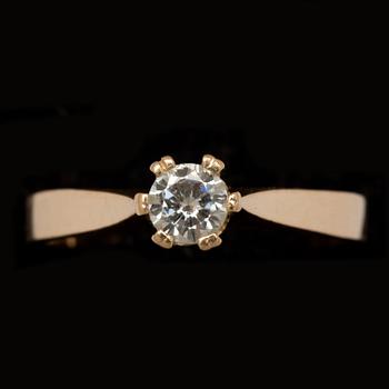 RING, 18 k guld med solitär briljantslipad diamant ca 0,29 ct. Vikt ca 4 g.