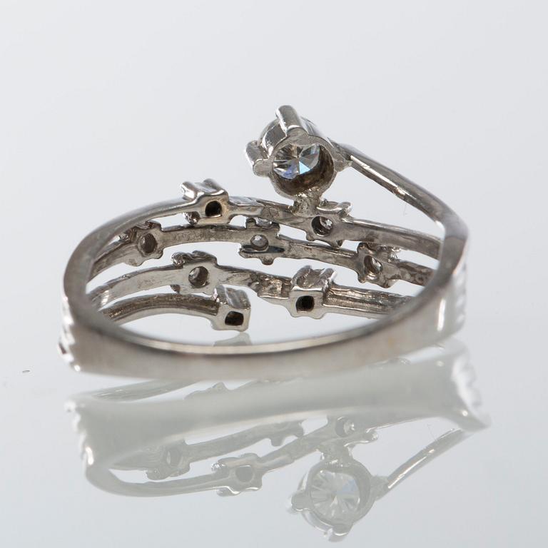 RING, 18K vitguld med briljantslipade diamanter, totalt ca 0.40 ct.
