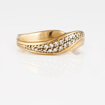 RING, 18K guld med briljantslipade diamanter 0.27 ct, kattfotstämplad. Vikt 4,0 gram.