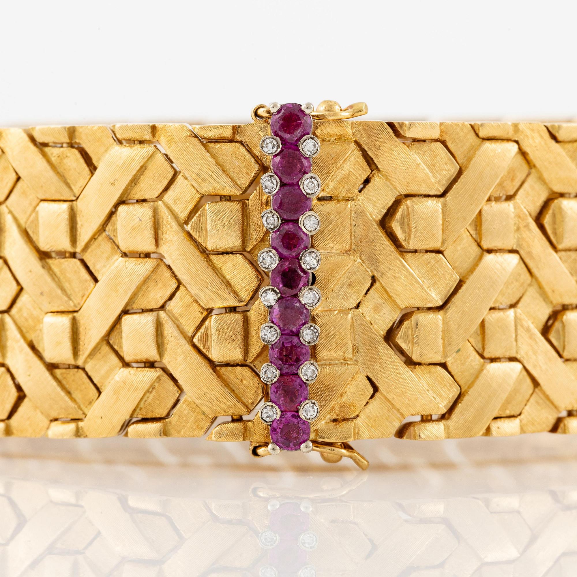 A bracelet in 18K gold with eight-cut diamonds and pink stones.