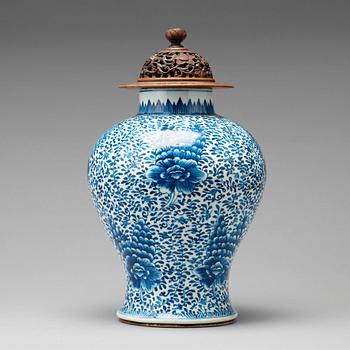 817. A blue and white vase, Qing dynasty, 18th Century.