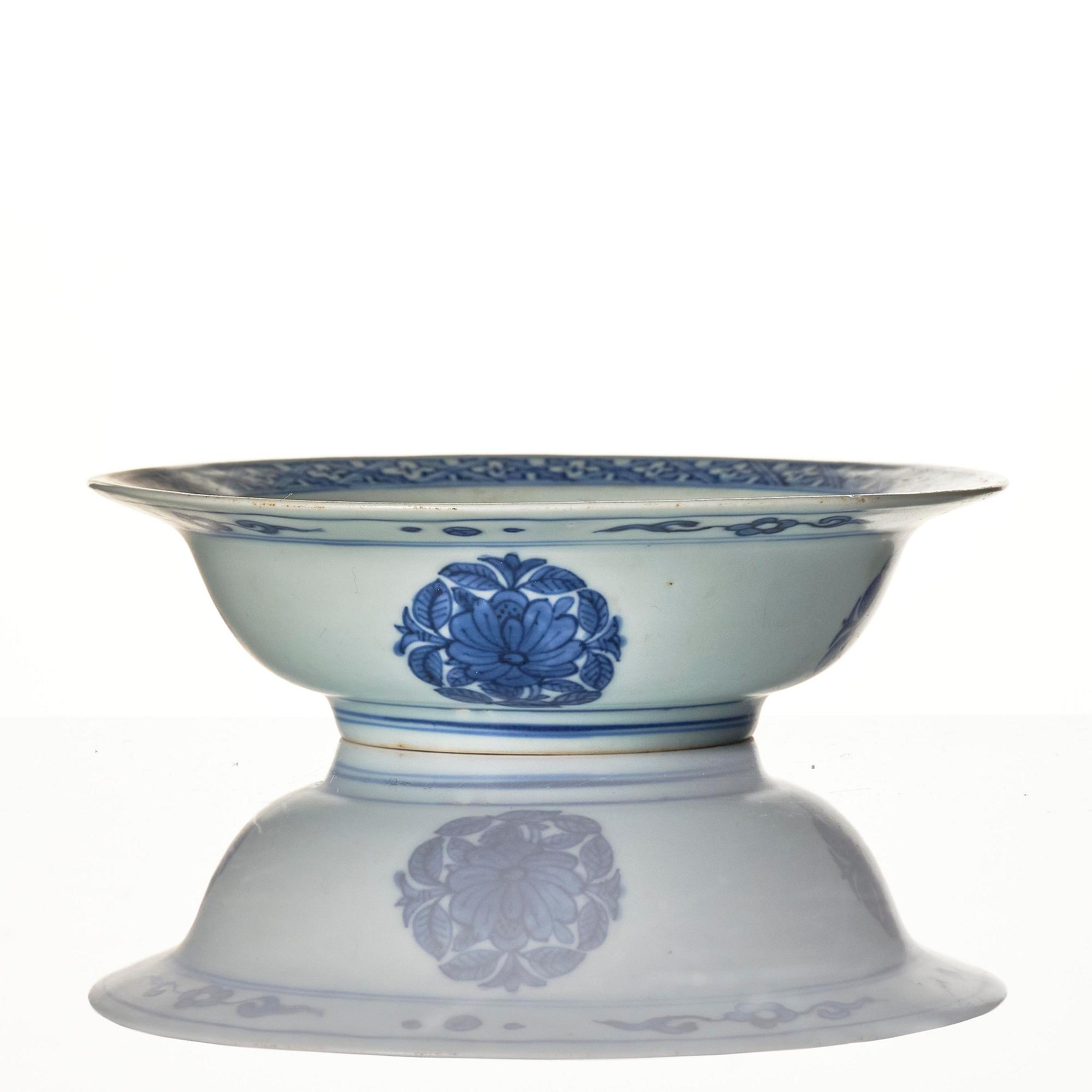 A blue and white wine ewer and a dish, Ming dynasty, Wanli (1572-1620).