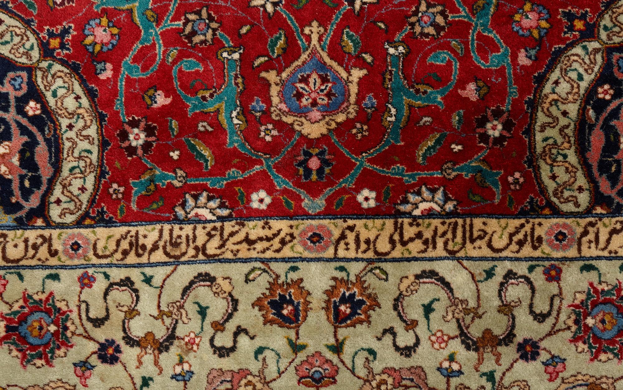 Matta, semiantik Täbris, signerad ca 335,5 x 256,5 - 261,5 cm.