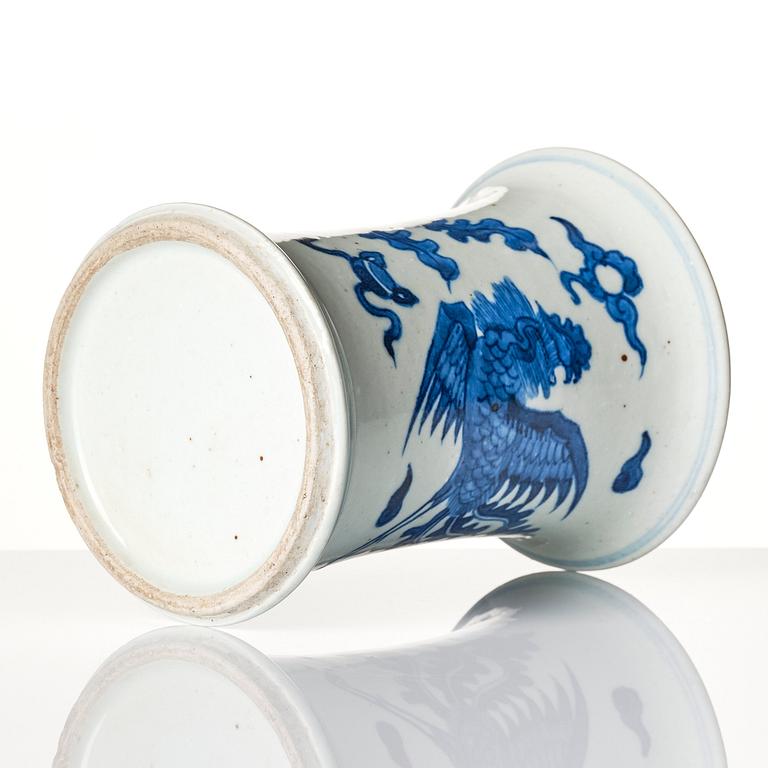 A blue and white brush pot, Qing dynasty, 18th century.