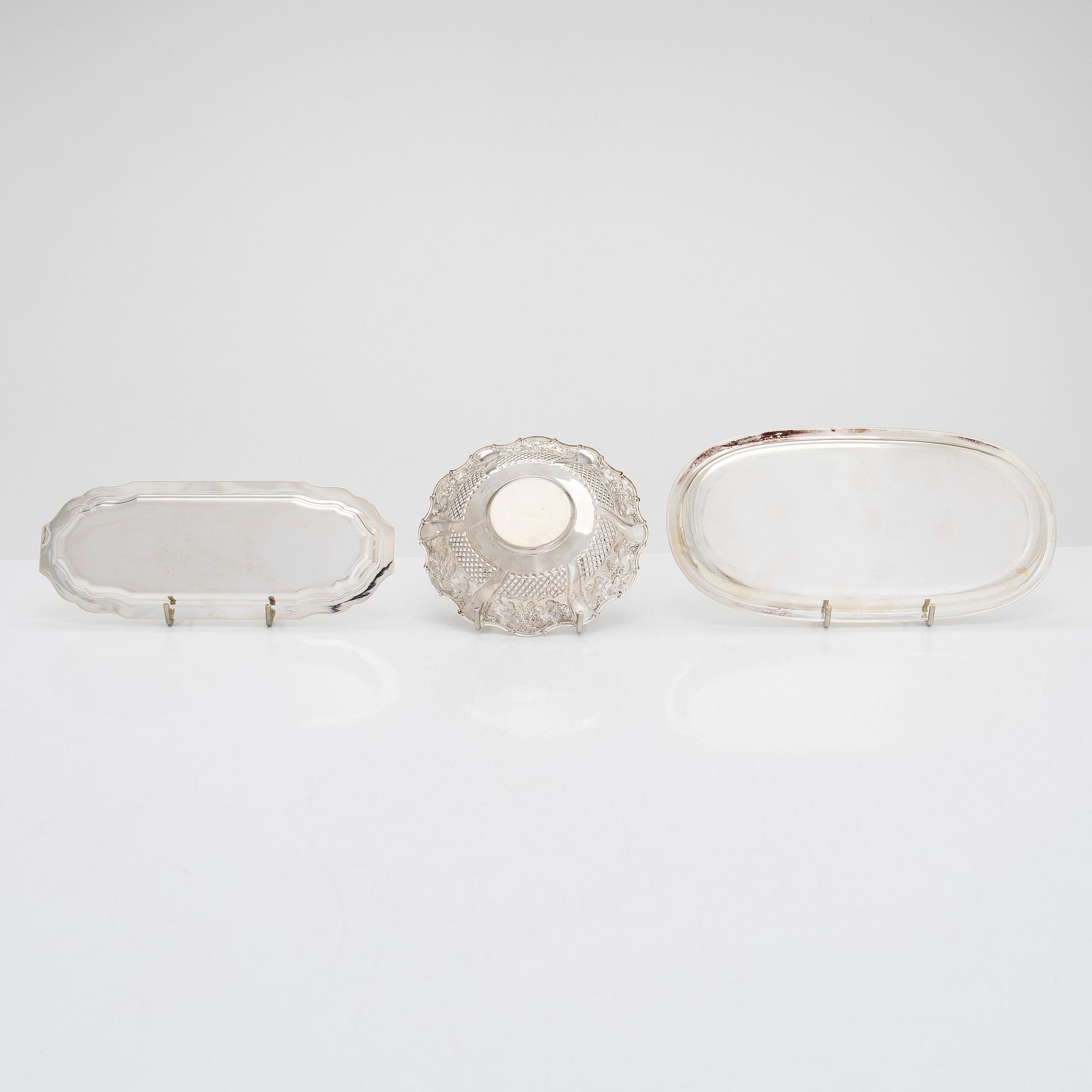 Fat, 2 st, silver, Italien och Tyskland, samt skål och ett par saltskedar, England, 1900-talets senare hälft.