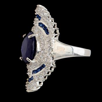 RING, vitguldspläterat sterlingsilver, safirer tot ca 1.10 ct, vita safirer tot ca 1.58 ct.