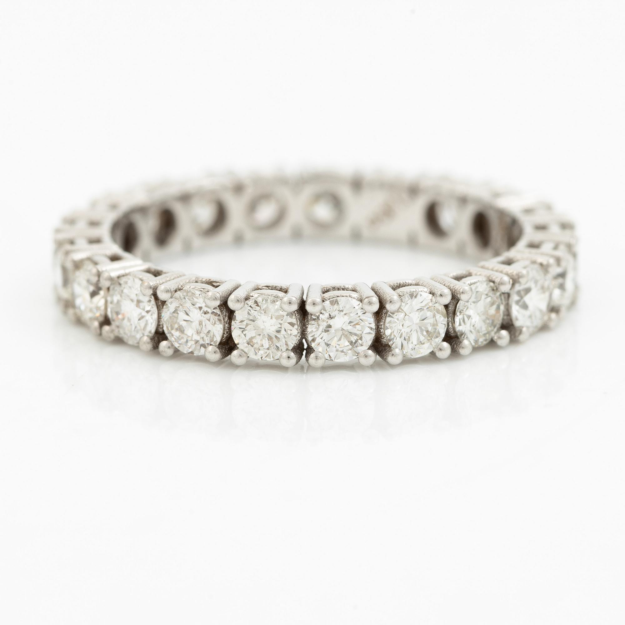 Full eternity ring in 18K white gold set with brilliant-cut diamonds.