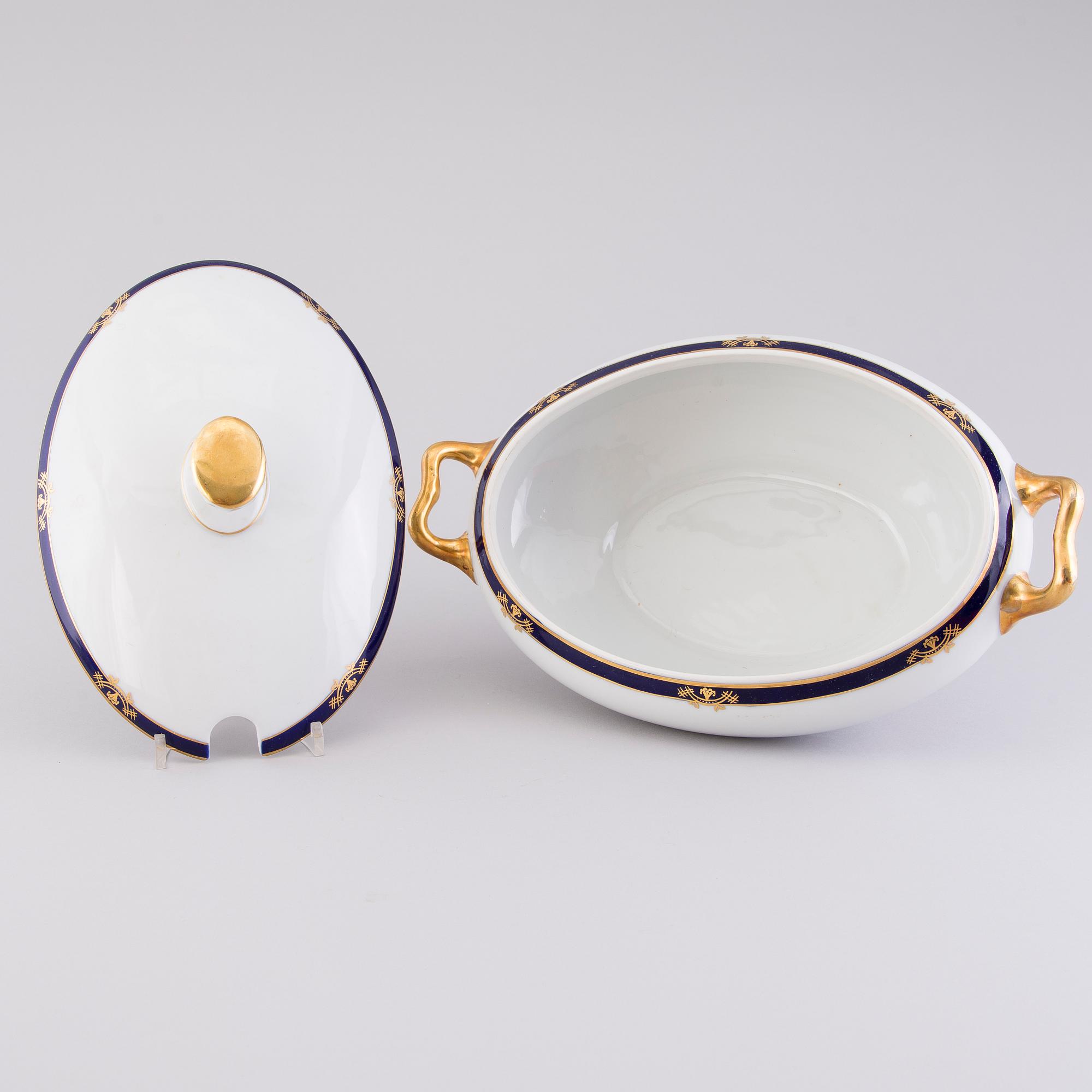 A 70-pcs set of dinnerware and for coffee, Arabia Finland 1932-1949.