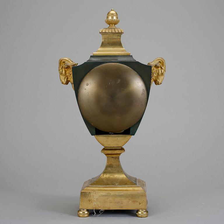 BORDSUR, brännförgylld och patinerad brons. Urtavlan märkt Dubuc Jeune (verksam i Paris ca 1807-1812).