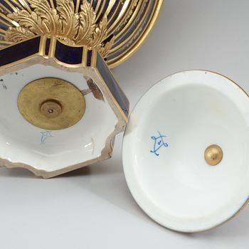 URNA MED LOCK, porslin och brons. Frankrike, "Sevres", omkring 1900.