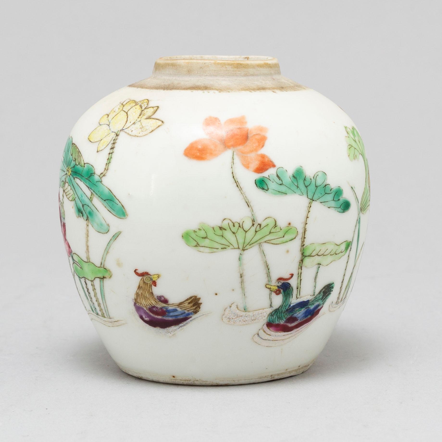 A famille rose tea caddy, 18th century.