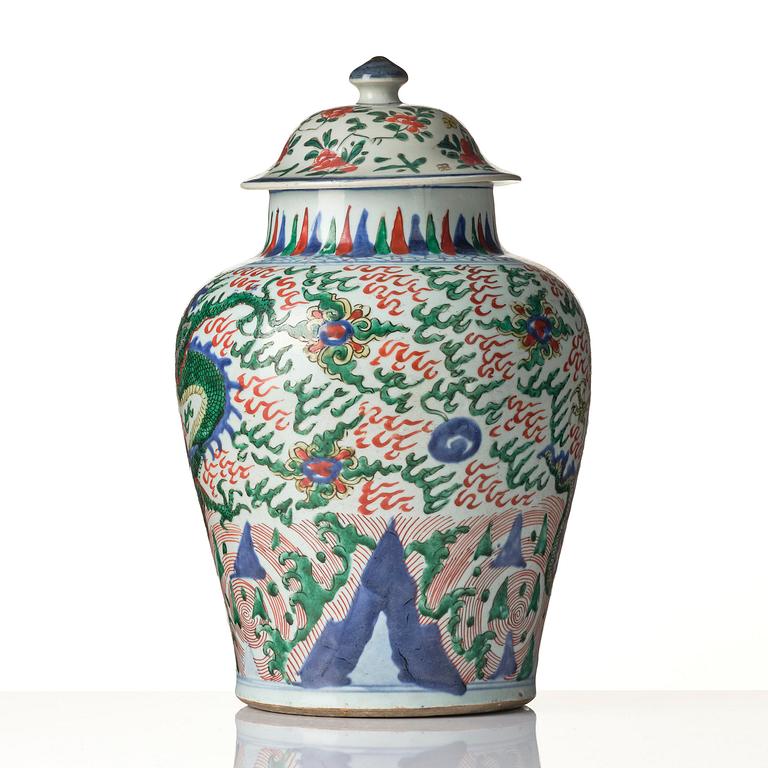 A wucai dragon vase, Transition, 17th century.