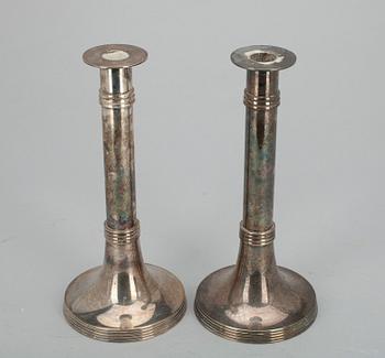 LJUSSTAKAR, ett par, nysilver, 1900-talets slut.