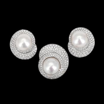 284. A set of cultured pearl- and brilliant cut diamonds earrings and pendant, tot. app. 4 cts.