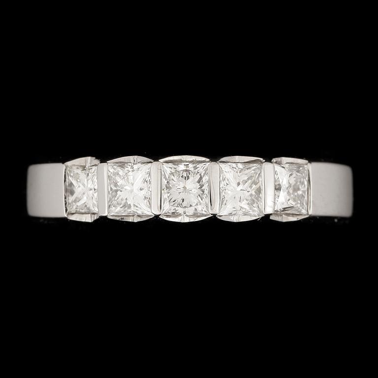 RING, 14k vitguld, 5 briljantslipade diamanter tot ca 0,84ct. Vikt ca 4,28 gram.
