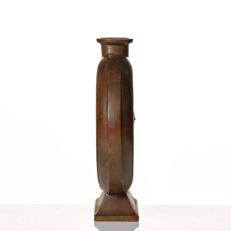 Vas, brons. 1800-tal, troligen Japan. Med signering.