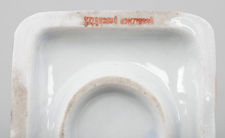 PRESSAR, 2 st, porslin, Tyskland, 1900-talets första hälft.
