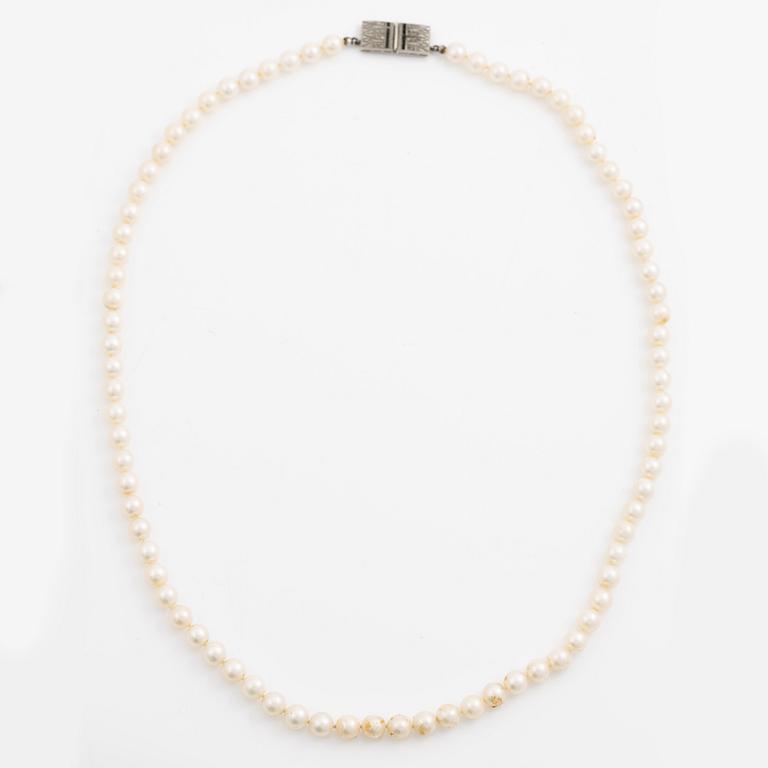 Pärlcollier med odlade pärlor, lås 18K vitguld med rosenslipade diamanter och carréslipade safirer.