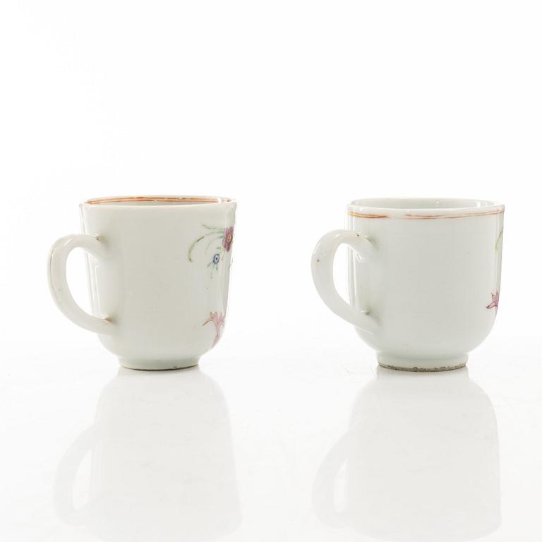 Tallrik och två koppar, porslin, Kina, Qingdynastin, Qianlong (1736-95).