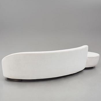 Vladimir Kagan, soffa, "Serpentine Sofa with Arm", Vladimir Kagan, USA, 2023.