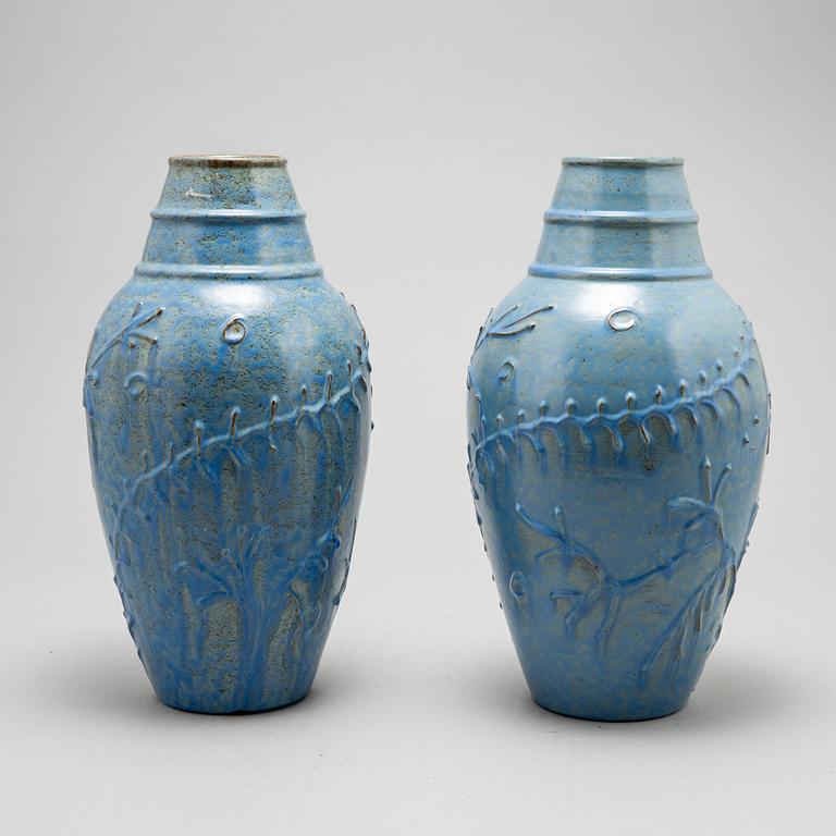 Erik Mornils, vaser, ett par, Nittsjö, 1900-talets mitt.