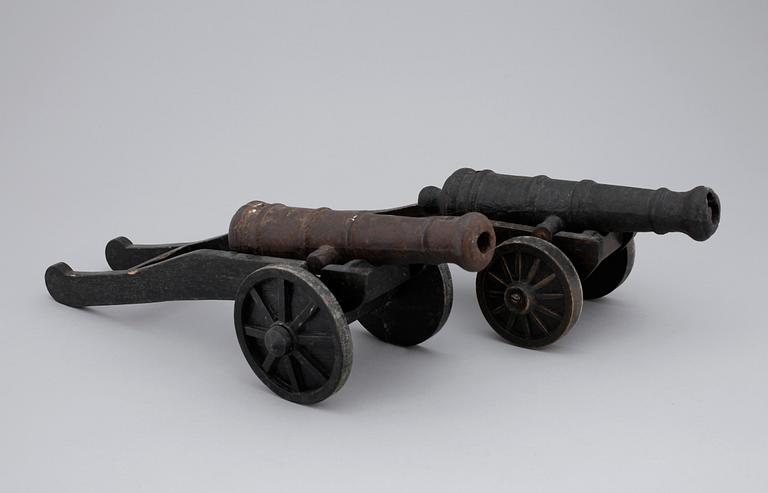 BORDSKANONER, ett par, järn, 1800/1900-tal.