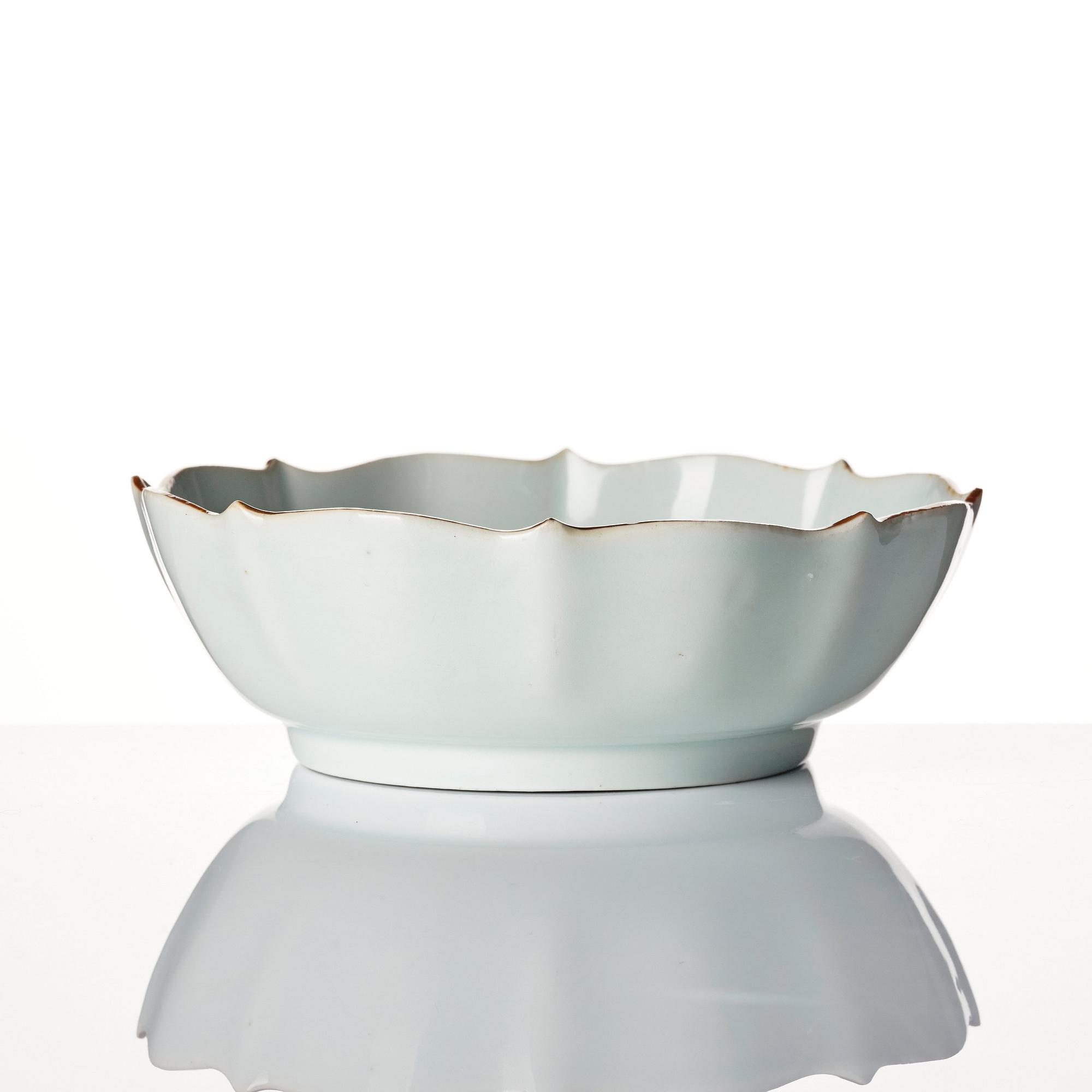 A Japanese blue and white bowl, 18th century.