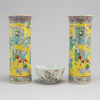 A Chinese famille rose bowl and a pair of sleeve vases, early 20th century.