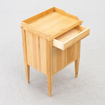 Bedside table/commode, Gustavian style, contemporary manufacture.