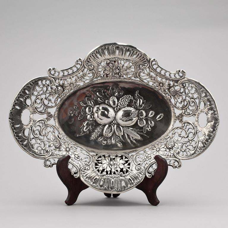 PRESENTER/UPPLÄGGNINGSFAT, silver, Tyskland, 1800/1900-tal. Totalvikt 956 gram.