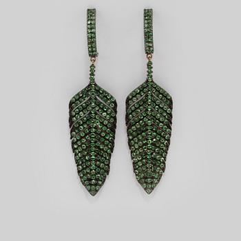 ÖRHÄNGEN, 14K guld och silver med fasettslipade tsavoriter 5.70 ct. Vikt 17,4 gram.