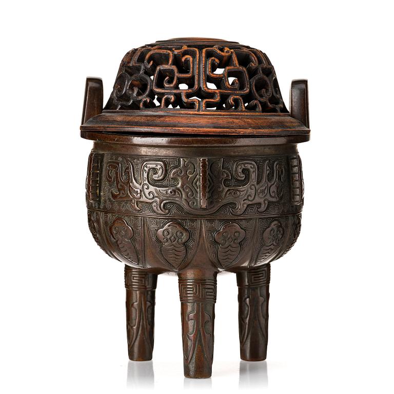 A bronze censer, late Qing dynasty.