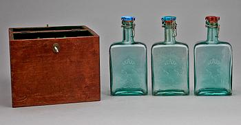 SCHATULL MED FLASKOR, bl a trä och glas, sekelskiftet 1800/1900.