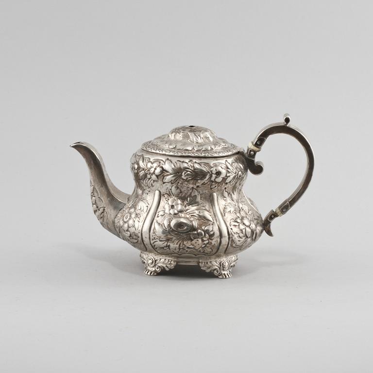 TEAKANNA, silver, London, England, 1879. Vikt 425 g.