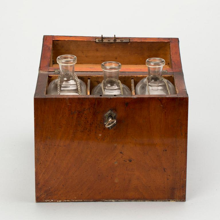 SCHATULL med FLASKOR, 1800-tal.