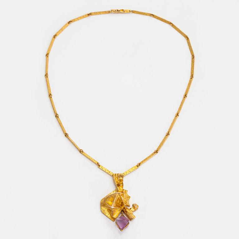 Björn Weckström, A 14K gold necklace 'Kaltio' with an amethyst for Lapponia 1972.