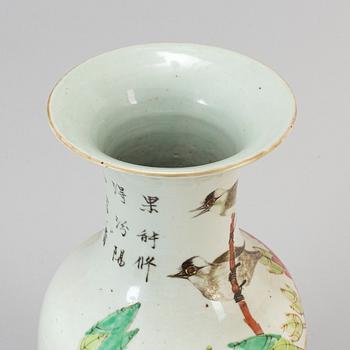 A famille rose vase, Qing dynasty, late 19th century.
